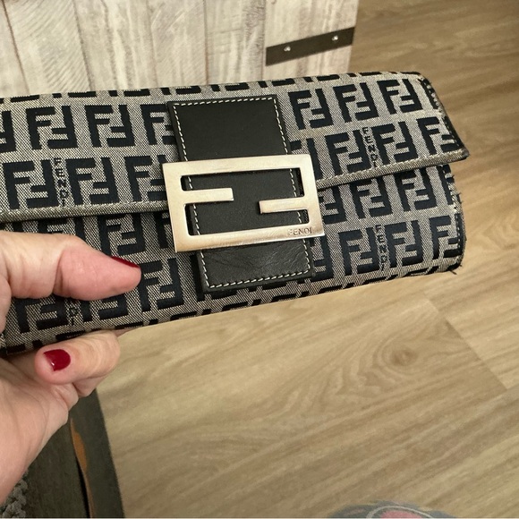 EUC NO CALLOUTS Fendi Vintage Zucca FF logo Continental wallet - Picture 16 of 16